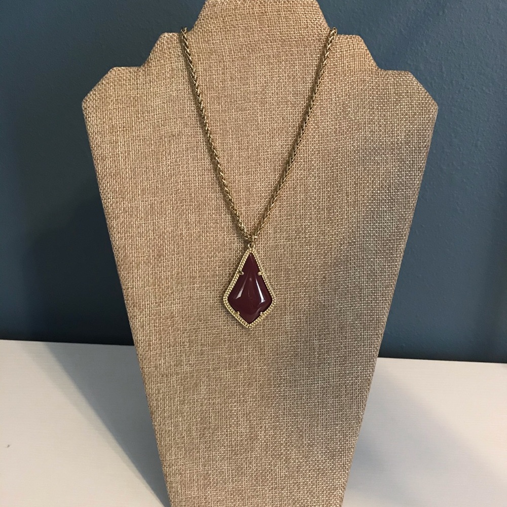 Maroon/burgundy pendant gold necklace